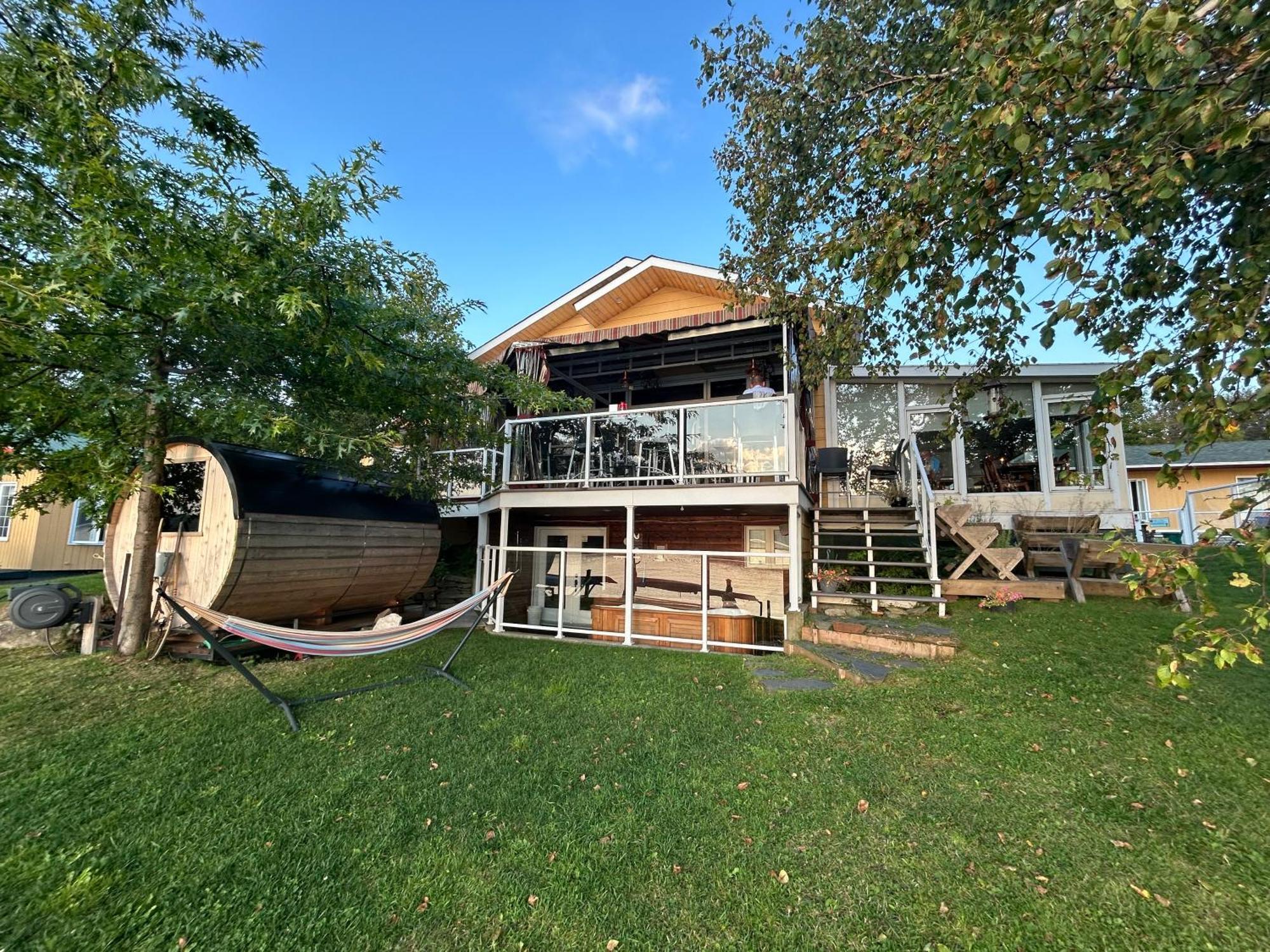 Auberge Et Chalets Sur Le Lac Lac-Megantic Exterior photo